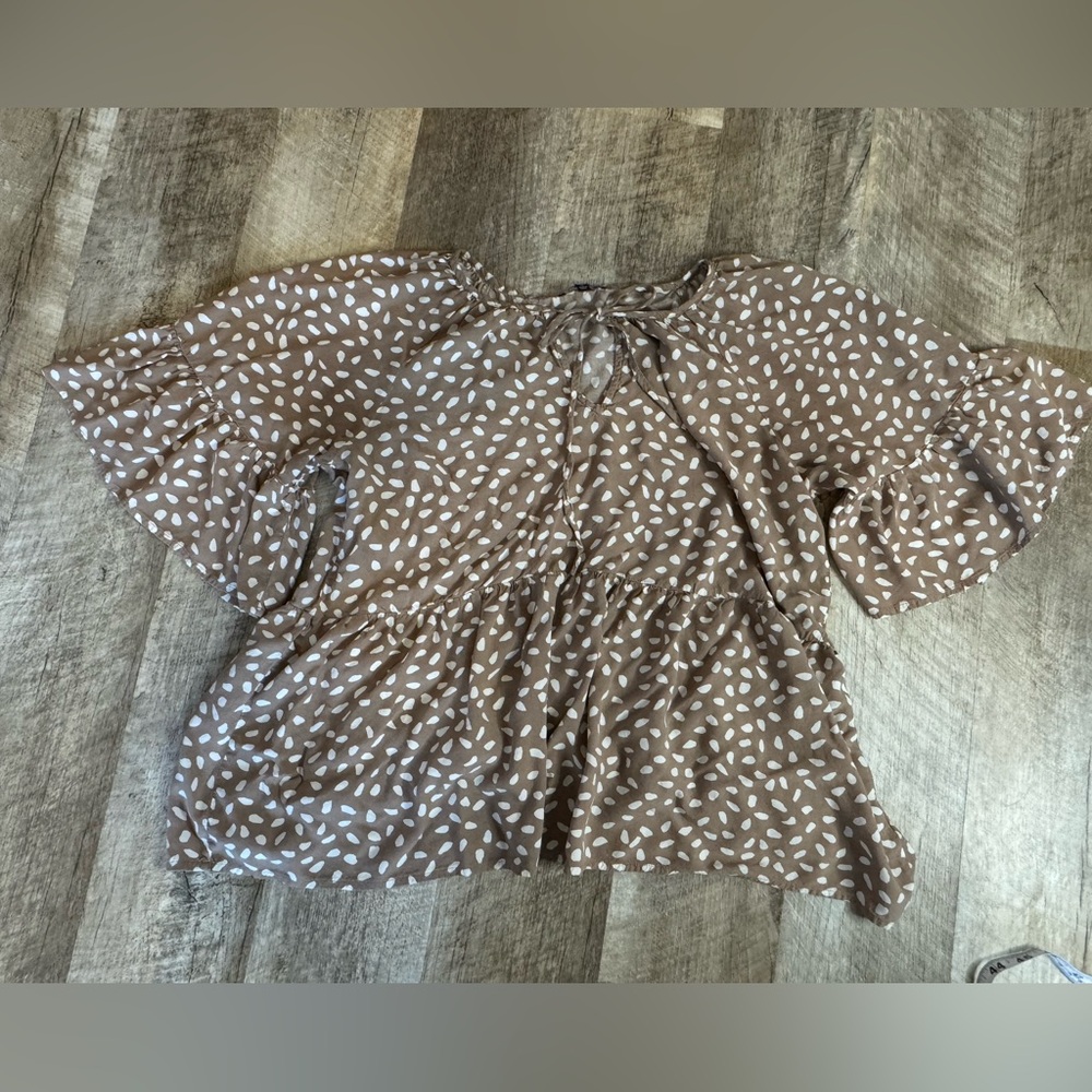 Staccato size MEDIUM ruffle sleeve top, tie neckline, tan w/white pattern